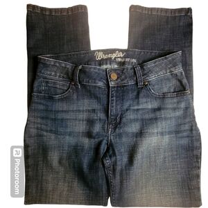 WRANGLER, straight-leg med. wash blue denim jeans w/sandblasting. Sz 11/12 x 30